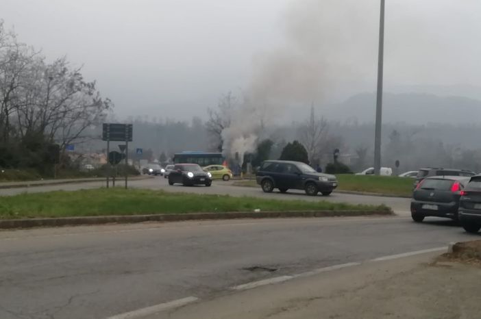 Il bus in fiamme al ponte di Bibiana