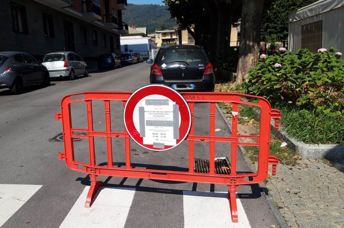 Bimbi e genitori in strada per entrare in classe: Luserna San Giovanni chiude via Ex Deportati e Internati