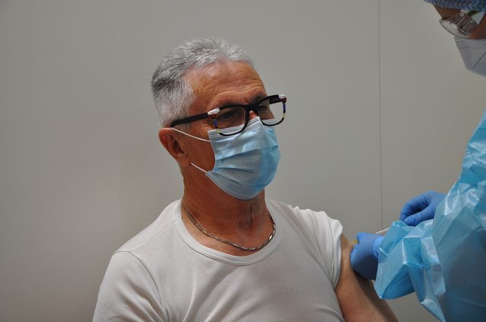 Covid, 18.828 vaccinati oggi, tra cui 12.679 terze dosi. Aumentano i focolai nelle scuole