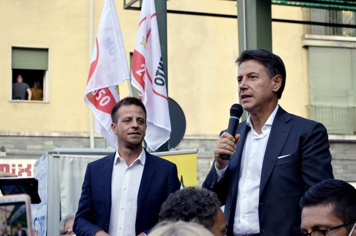 Il sindaco Luca Salvai con il presidente del M5S Giuseppe Conte, che è stato sabato a Pinerolo
