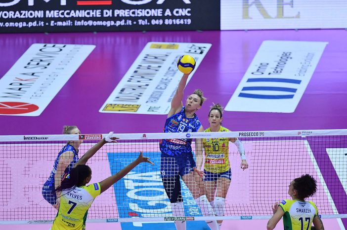 Attacco di Sarah Fahr (foto Lega Volley Femminile) Attacco di Sarah Fahr (foto Lega Volley Femminile)