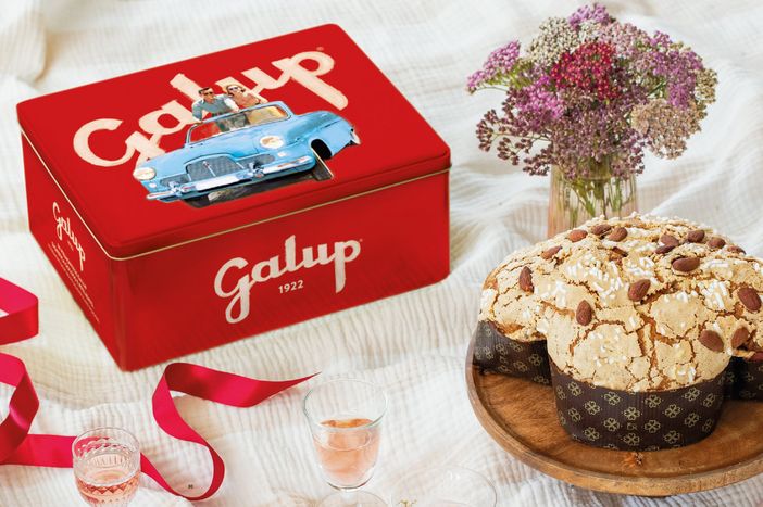 Sugli incarti anche la celebre scena di Vacanze Romane, in cui Audrey Hepburn e Gregory Peck, vagano divertiti su una motoretta Sugli incarti anche la celebre scena di Vacanze Romane, in cui Audrey Hepburn e Gregory Peck, vagano divertiti su una motoretta