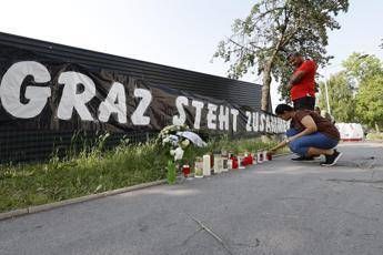 Austria, sparatoria a Graz: trovata bomba artigianale nell'abitazione dell'autore 21enne Austria, sparatoria a Graz: trovata bomba artigianale nell'abitazione dell'autore 21enne