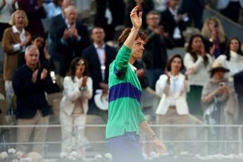 Sinner le regala l'asciugamano, una bambina si commuove - Video Sinner le regala l'asciugamano, una bambina si commuove - Video