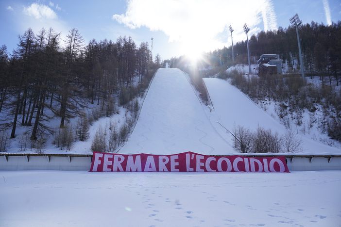 Blitz di Extinction Rebellion a Pragelato: “Le montagne non sono un parco giochi” [FOTO]
