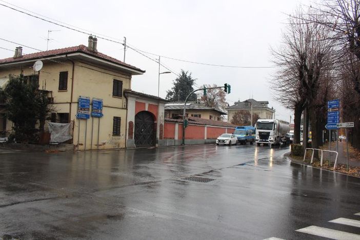 L’incrocio dove sorgerà la rotonda e a sinistra la casa che verrà espropriata