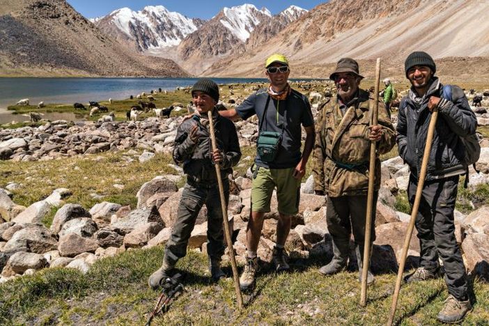 Daniele Fra, secondo da sinistra, in uno dei suoi viaggi, accolto da pastori