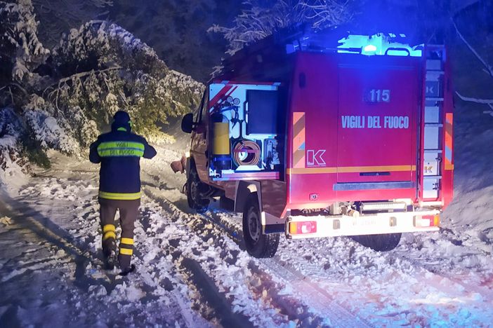 Luserna San Giovanni rimozione alberi caduti sulle strade innevate gennaio 2021