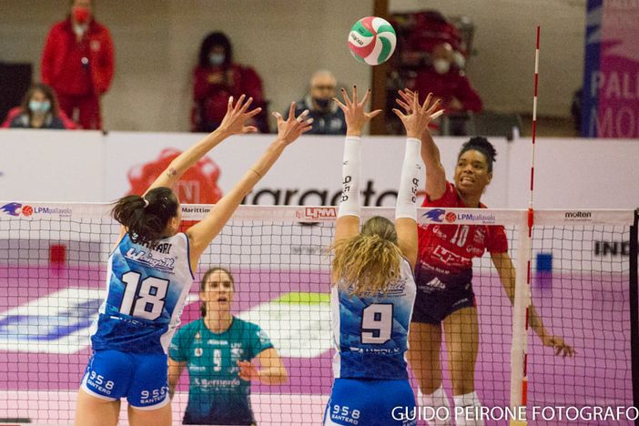 Mondovì e Pinerolo in campionato di volley (foto di Guido Peirone)