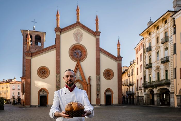 Davide Muro, davanti al Duomo di Pinerolo, con una sua creazione in mano (foto di Paolo Mantovan) Davide Muro, davanti al Duomo di Pinerolo, con una sua creazione in mano (foto di Paolo Mantovan)