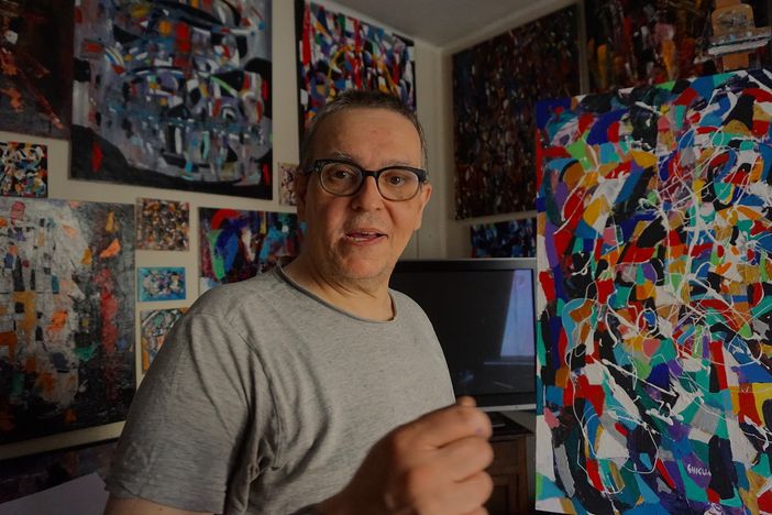 Il pittore Fausto Ghiglia nel suo studio