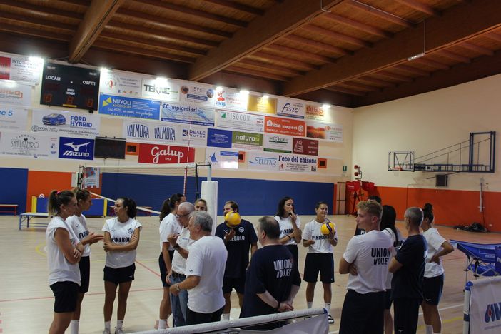 Volley A1/F: il ‘primo giorno di scuola’ delle Pinelle, accolte dai Pinerolo Boys