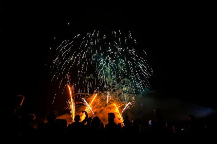 Lo spettacolo pirotecnico lungo le rive del Po Lo spettacolo pirotecnico lungo le rive del Po