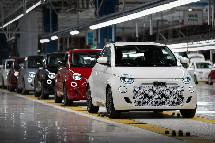 Assemblati i primi esemplari della 500 ibrida a Mirafiori Assemblati i primi esemplari della 500 ibrida a Mirafiori