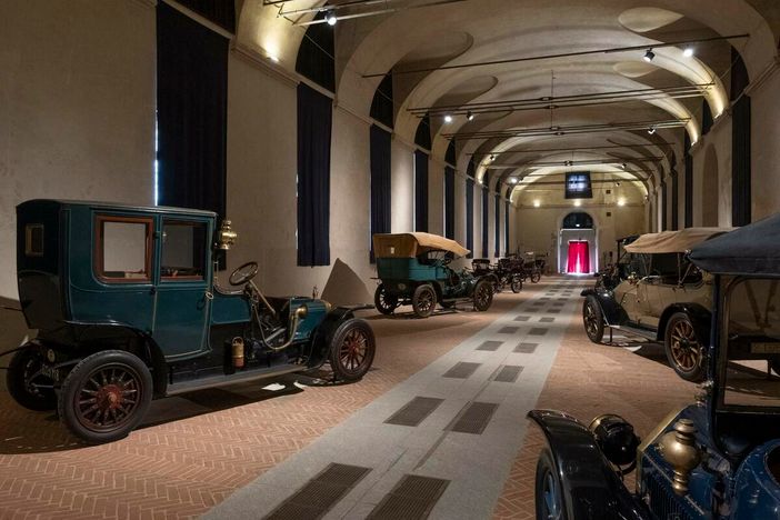 Una immagine delle auto d'epoca in mostra a Stupinigi