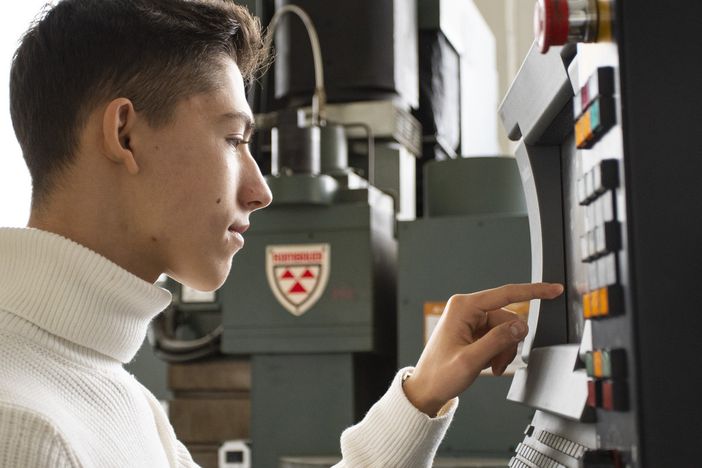 ragazzo al lavoro ragazzo al lavoro