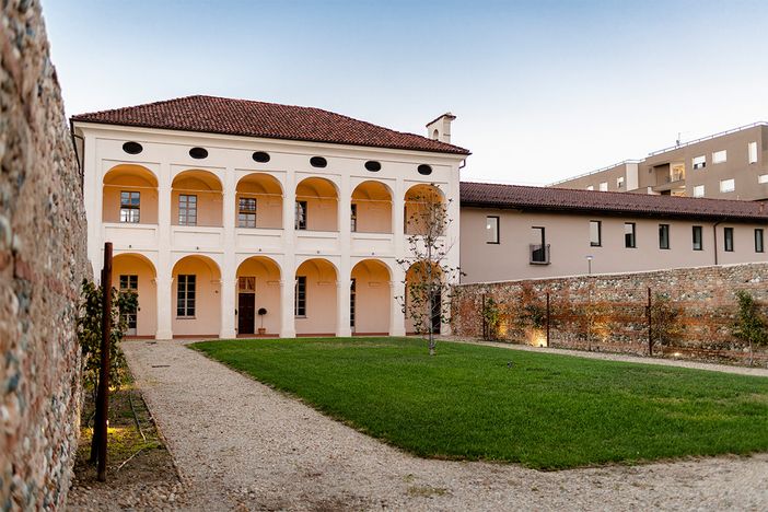Cascina che ospita un'osteria