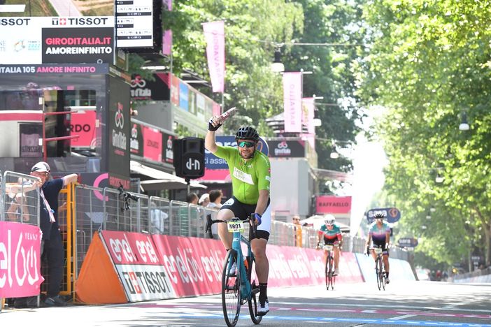 ciclista taglia il traguardo