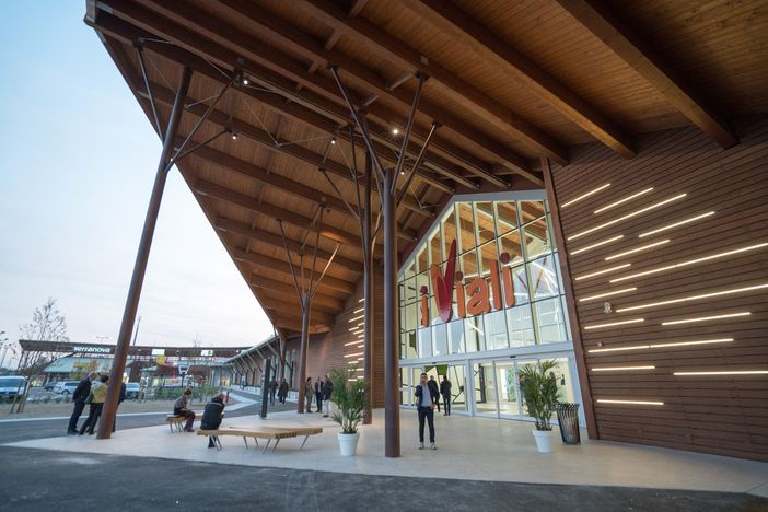 L'ingresso del centro commerciale 'visitato' dai ladri