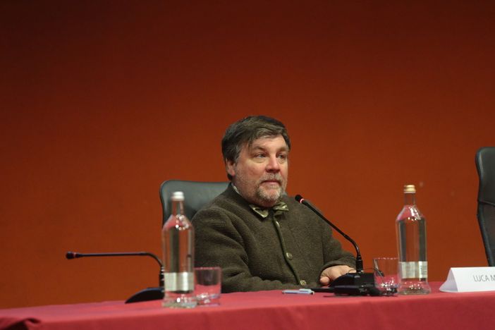 Uomo seduto in primo piano