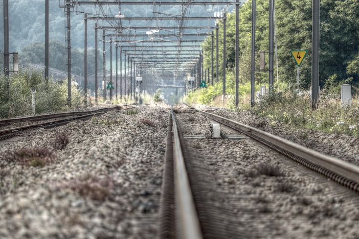 Uomo investito e ucciso da un treno a Villastellone, circolazione ferroviaria sospesa Uomo investito e ucciso da un treno a Villastellone, circolazione ferroviaria sospesa