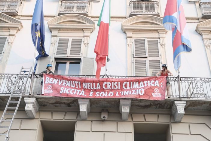 Ambientalisti scalano il palazzo della Regione e si incatenano al balcone: "La siccità è solo l'inizio" Ambientalisti scalano il palazzo della Regione e si incatenano al balcone: "La siccità è solo l'inizio"