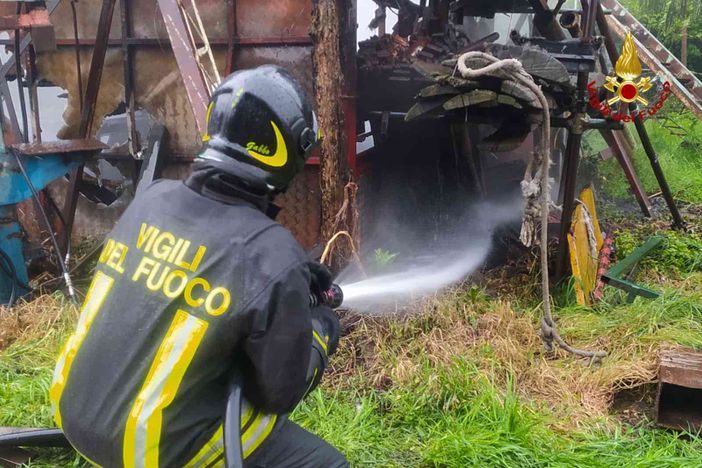 Maneggio in fiamme a Campiglione Fenile, intervengono i vigili del fuoco
