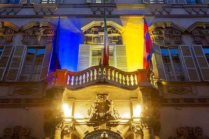 Palazzo Lascaris illuminato di giallo e blu per l'Ucraina Palazzo Lascaris illuminato di giallo e blu per l'Ucraina