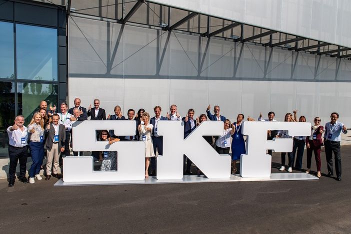 La foto di gruppo fuori dal nuovo centro La foto di gruppo fuori dal nuovo centro