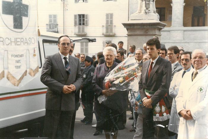 Il presidente di un tempo Aldo Fassino (accanto al labaro associativo), al centro la madrina Amalia Galetto e a lato il sindaco Emilio Bolla in piazza Santa Maria per l'inaugurazione della sede Il presidente di un tempo Aldo Fassino (accanto al labaro associativo), al centro la madrina Amalia Galetto e a lato il sindaco Emilio Bolla in piazza Santa Maria per l'inaugurazione della sede