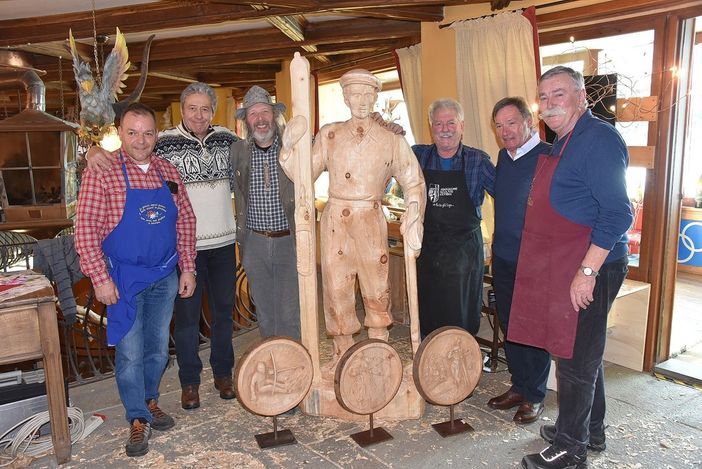 Lo scultore Carlo Piffer (a destra) con il sindaco Poncet, il presidente Roda e altri artisti