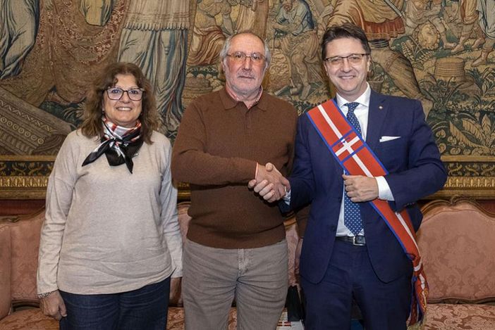 Nicco stringe la mano a Vaira