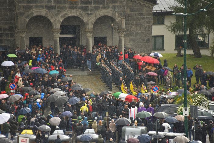 Sestriere, commozione e silenzio irreale per l'ultimo saluto a Matteo Franzoso