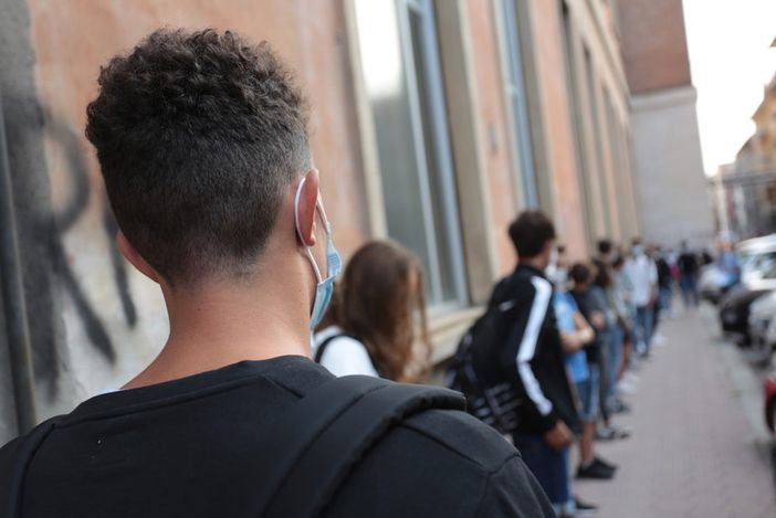 ragazzi in coda all'ingresso a scuola