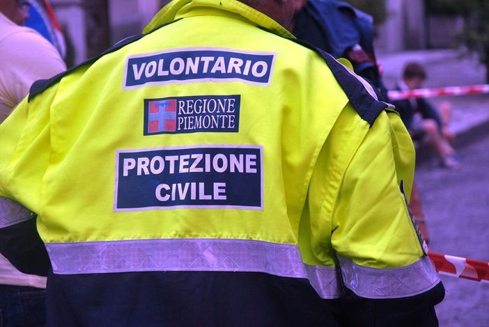 volontario della protezione civile di spalle volontario della protezione civile di spalle