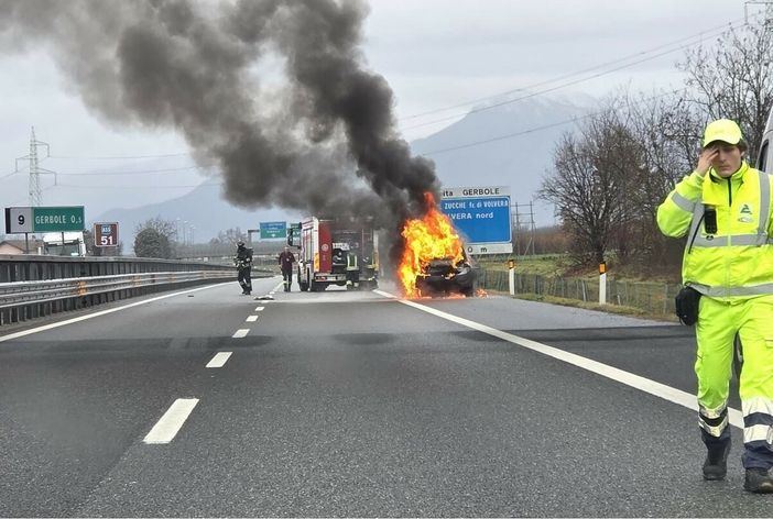 Auto prende fuoco sul raccordo Torino - Pinerolo: traffico in tilt Auto prende fuoco sul raccordo Torino - Pinerolo: traffico in tilt