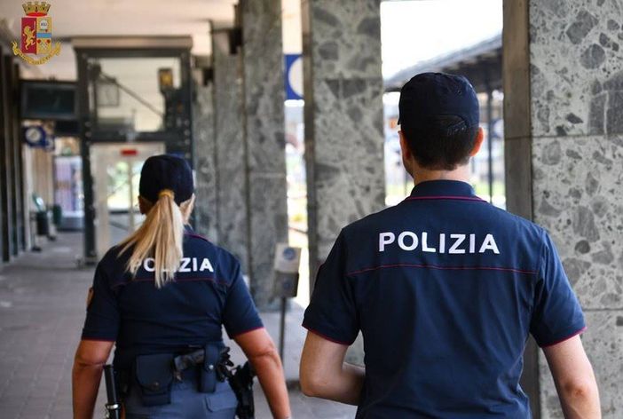 Stazioni sicure, la polizia controlla 213 bagagli: due multe Stazioni sicure, la polizia controlla 213 bagagli: due multe
