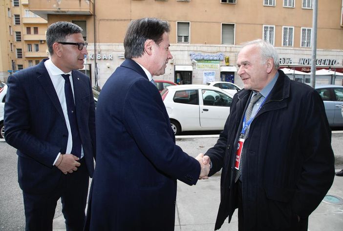 Stretta di mano tra Giuseppe Conte e Bruno Scanferla Stretta di mano tra Giuseppe Conte e Bruno Scanferla
