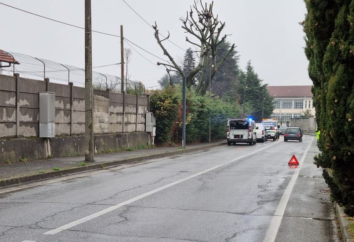 Scontro tra un furgoncino e un’auto a Pinerolo Scontro tra un furgoncino e un’auto a Pinerolo