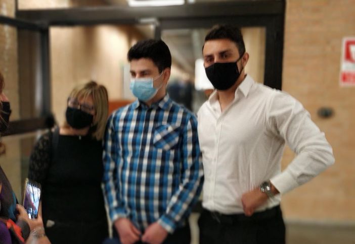 Alex Pompa al centro, insieme alla mamma e al fratello Loris