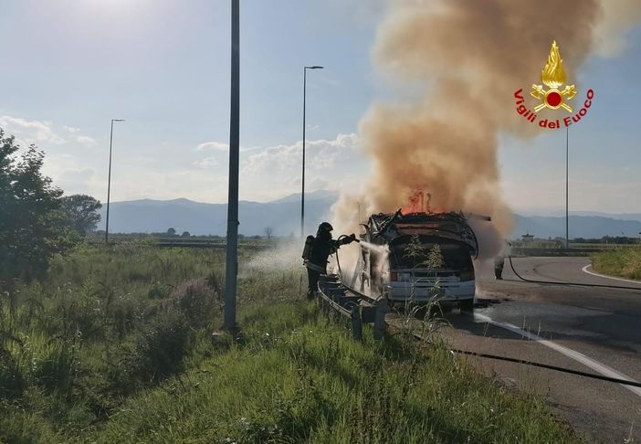 Un camper prende fuoco sulla statale 23 ad Airasca [FOTO]
