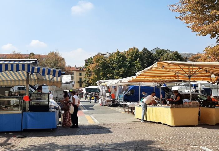 Solo banchi alimentari, ma niente transenne al mercato del sabato di Pinerolo