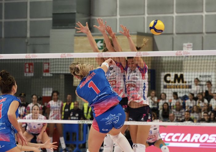 Sorokaite contro il muro di Buijs e Chirichella (foto di Christian Bosio) Sorokaite contro il muro di Buijs e Chirichella (foto di Christian Bosio)
