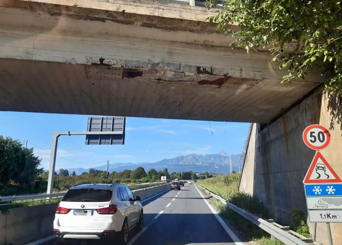 Urto contro un cavalcavia della tangenziale di Pinerolo: «Non ci sono danni strutturali» Urto contro un cavalcavia della tangenziale di Pinerolo: «Non ci sono danni strutturali»