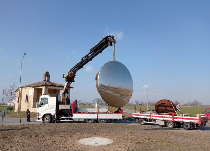 L’installazione della scultura di Elio Garis L’installazione della scultura di Elio Garis
