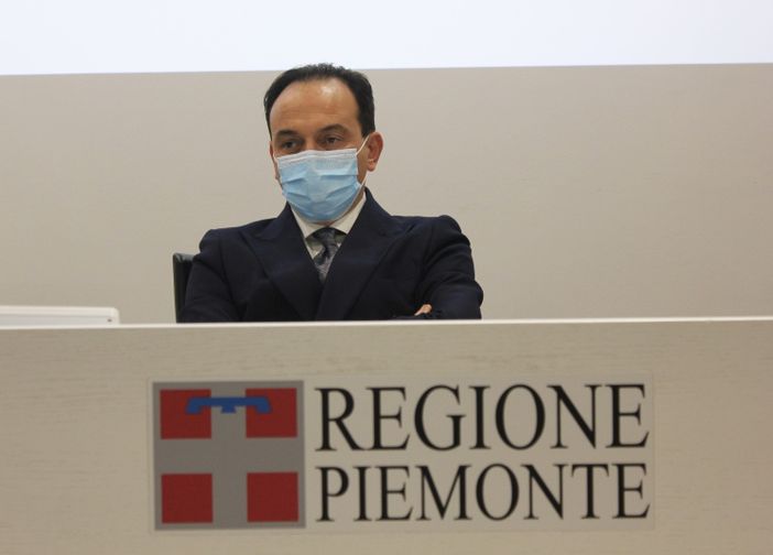 Alberto Cirio con mascherina