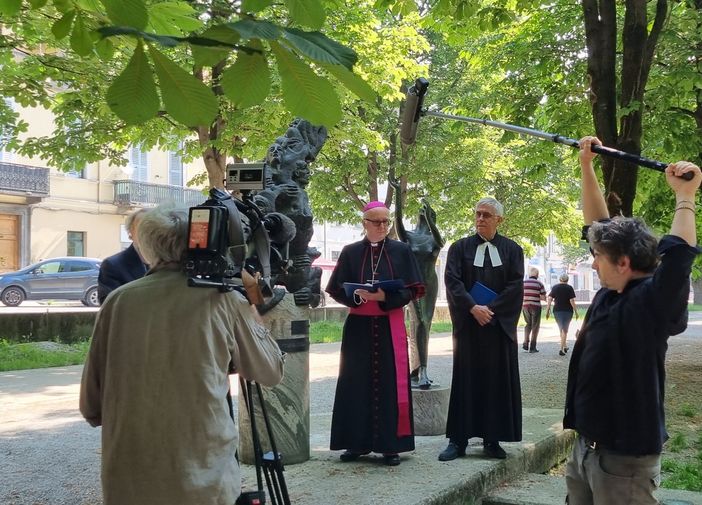 Le riprese al monumento contro l’intolleranza Le riprese al monumento contro l’intolleranza