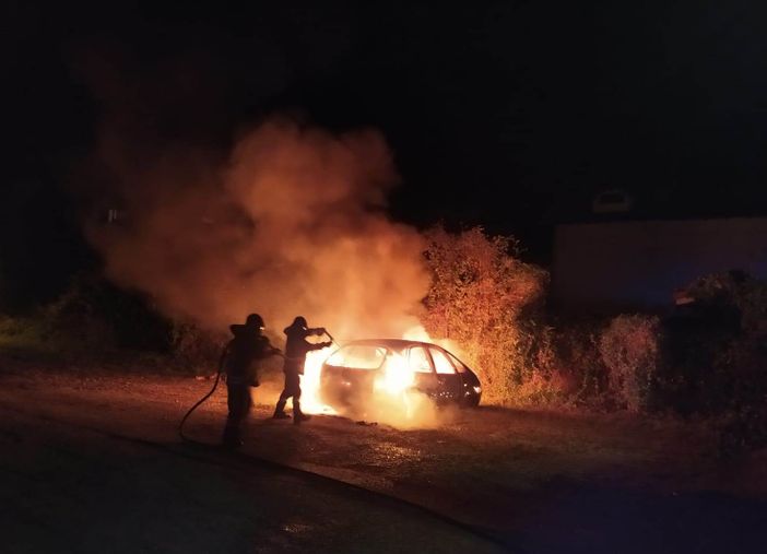 Auto in fiamme al Malan a San Germano Chisone