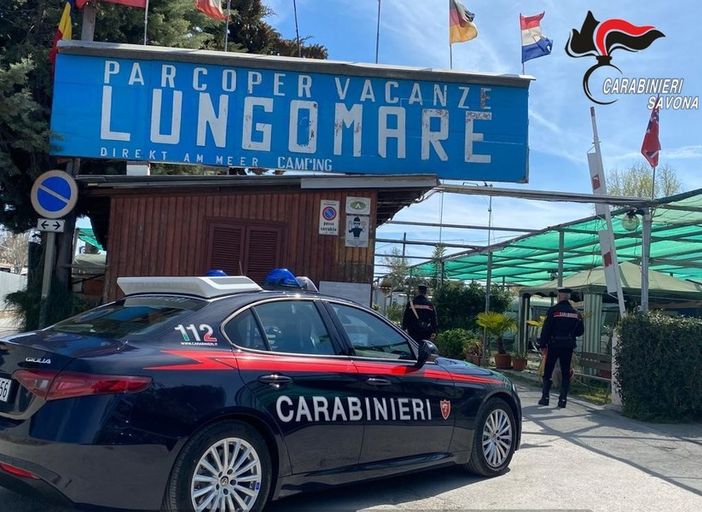 Camping Lungomare con auto dei carabinieri di fronte