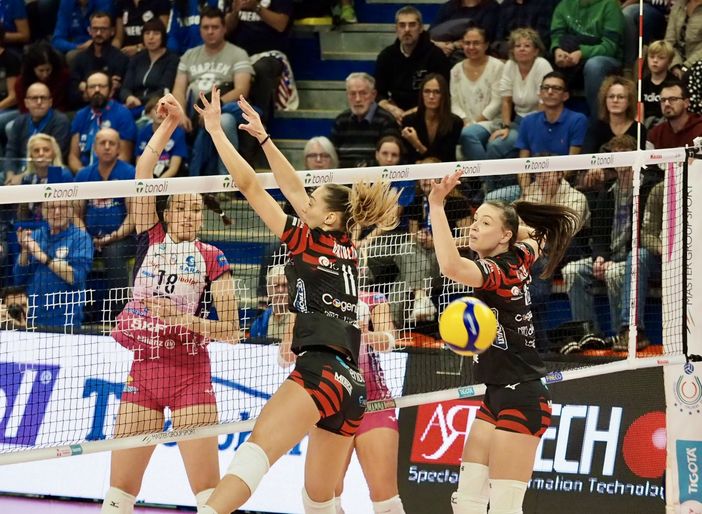 Akrari supera il muro di Bartolini e Németh (foto di Christian Bosio) Akrari supera il muro di Bartolini e Németh (foto di Christian Bosio)